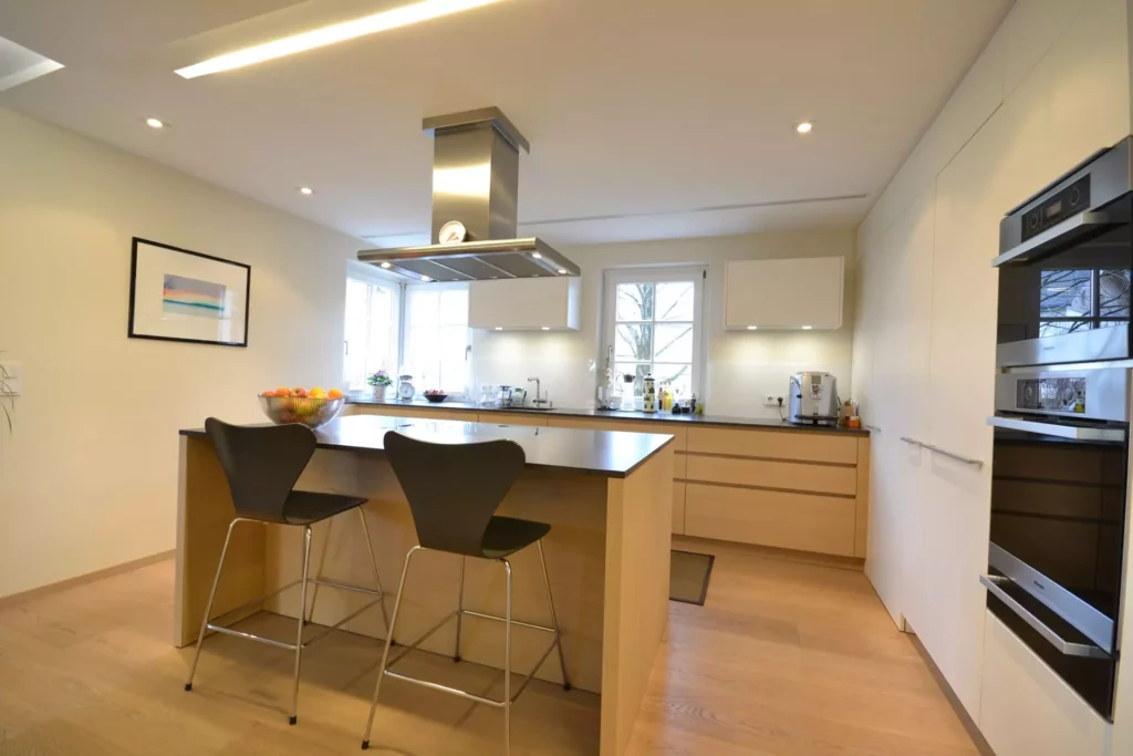 Moderne Poliform Küche in hellem Holz mit Kochinsel, Barhockern, Edelstahl-Dunstabzug und Einbaugeräten in, Referenzen