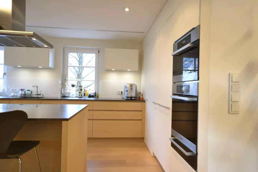 Moderne Poliform Küche in hellem Holz und Weiß mit Einbaugeräten und Kücheninsel, Innenarchitektur und, Referenzen