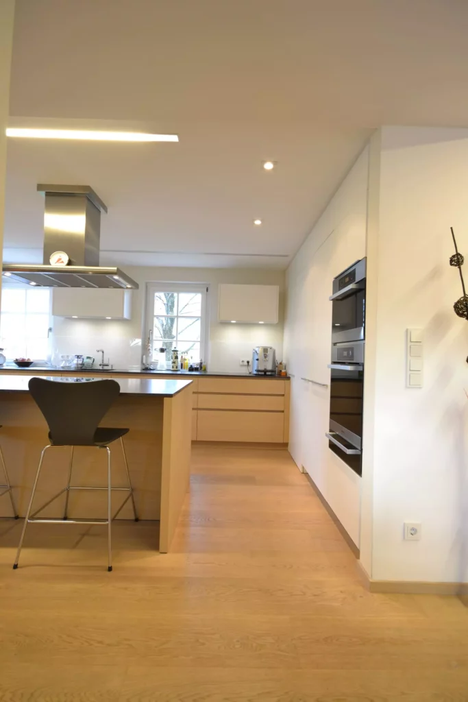 Moderne Poliform Küche in hellem Holz und Weiß mit Kochinsel, Barhockern und integrierten Einbaugeräten in, Referenzen