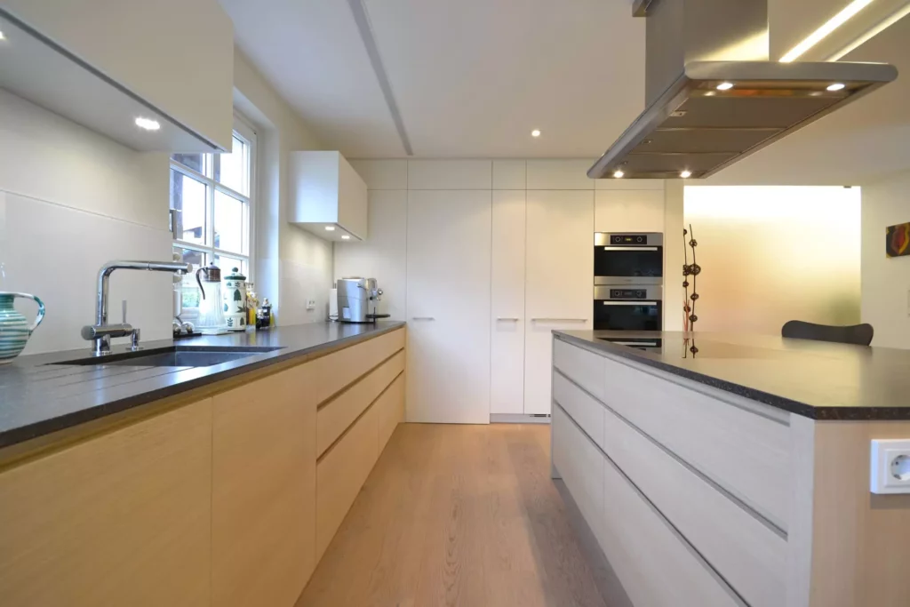 Moderne Poliform Küche mit Holzfronten, Kochinsel, Einbaugeräten und minimalistischer Innenarchitektur in, Referenzen