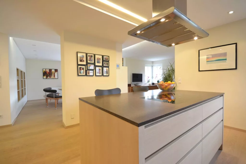 Moderne Poliform Küche mit Kochinsel, Dunstabzug, Sitzplätzen und offenem Wohnraum in hellem Design mit, Referenzen