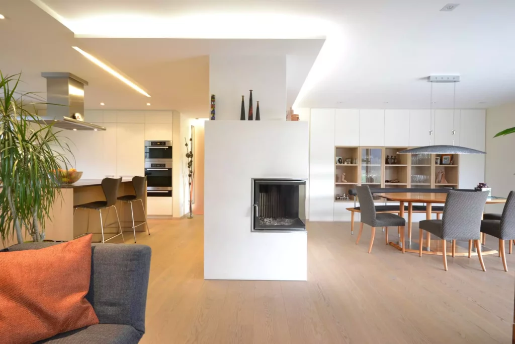 Moderner offener Wohnraum mit Poliform Küche, zentralem Kamin, Essbereich mit Designermöbeln und heller, Referenzen