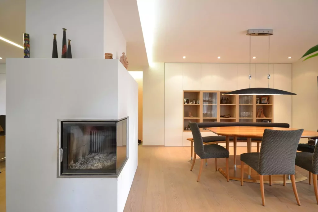 Moderner Essbereich mit Poliform Einbauküche, Holztisch, grauen Stühlen, integriertem Kamin und indirekter, Referenzen