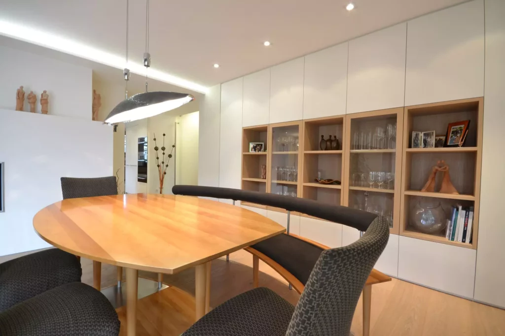Moderner Essbereich mit Poliform Einbauküche, maßgefertigtem Holztisch, gepolsterten Stühlen und integrierter, Referenzen