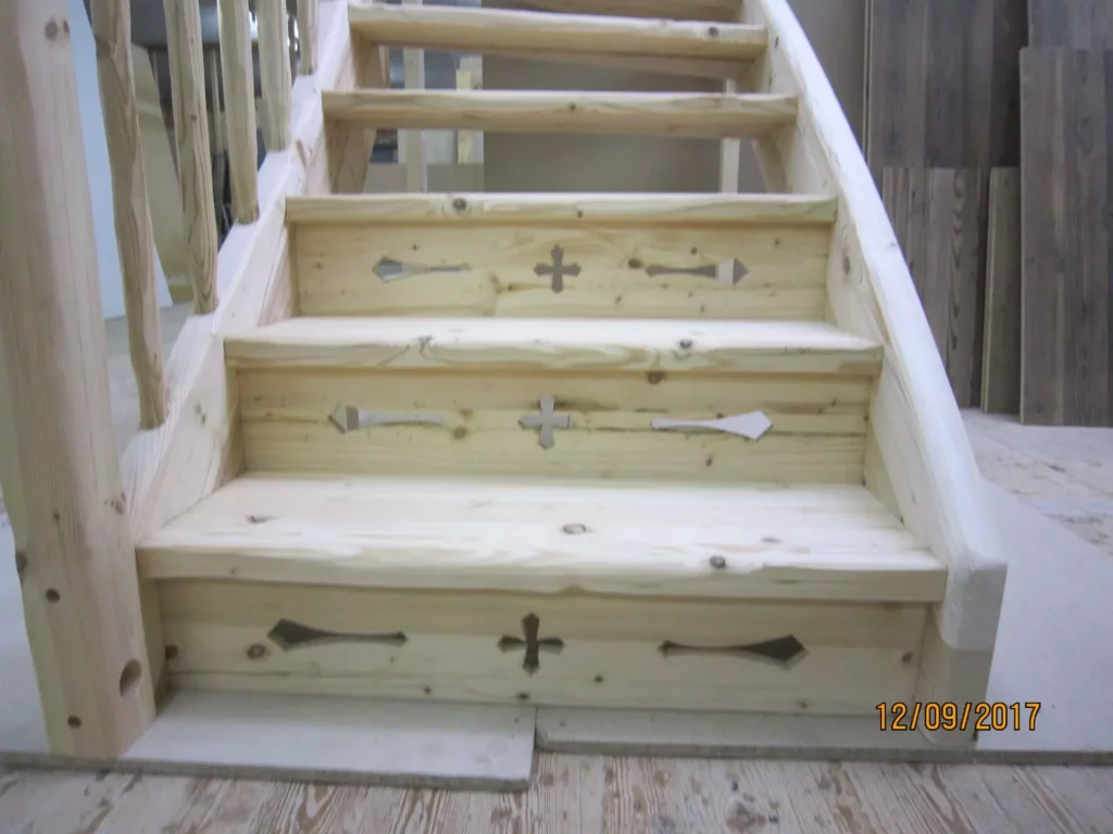 Massgefertigte Holztreppe mit dekorativen Intarsien im Treppenstufenbereich, gefertigt von Tischlerei M-Studio, Referenzen