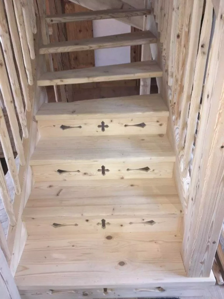 Massgefertigte Holztreppe mit dekorativen Metallakzenten und handgefertigtem Geländer aus hellem Holz, Referenzen