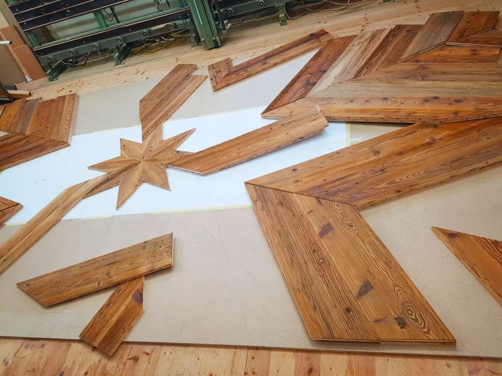 Maßgefertigte Einlegearbeit aus Holz in Form eines Sterns und geometrischer Muster als Garagentor in, Meisterstueck