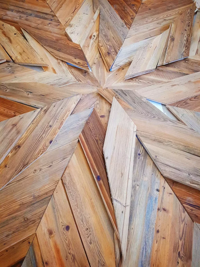 Detailaufnahme einer kunstvollen Einlegearbeit aus verschiedenen Holzarten in Sternform aus der Tischlerei für, Meisterstueck