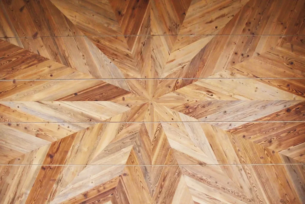 Meisterstück aus der Tischlerei mit kunstvoller Einlegearbeit aus Holz in Sternform als Garagentor im, Meisterstueck