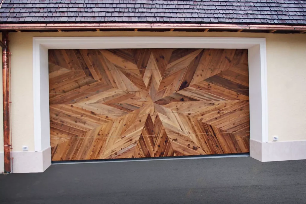 Garagentor mit kunstvoller Einlegearbeit aus Holz in Sternmuster, Maßanfertigung aus Tischlerei, Meisterstueck