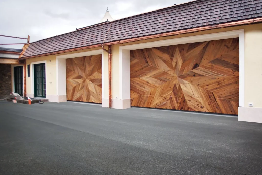 Garagentore mit kunstvoller Einlegearbeit aus Holz in Sternmuster, Maßanfertigung einer Tischlerei, Meisterstueck