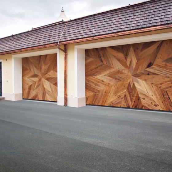 Garagentore mit kunstvoller Einlegearbeit aus Holz in Sternmuster, Maßanfertigung einer Tischlerei, Meisterstueck