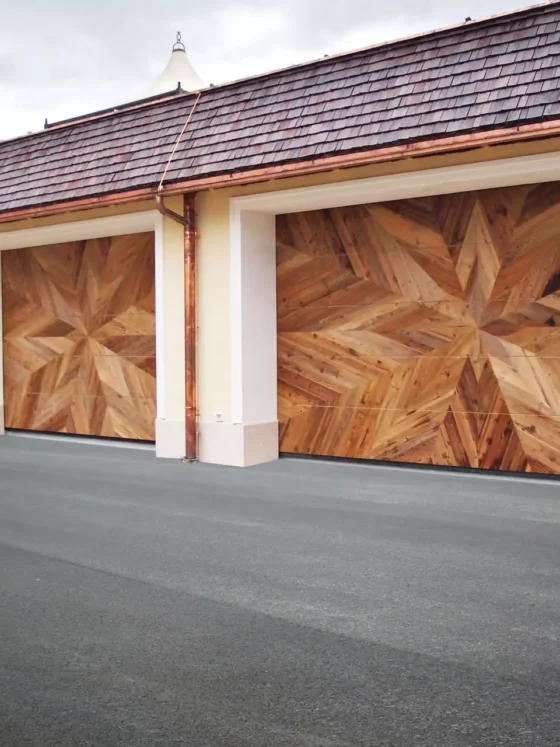 Garagentore mit kunstvoller Einlegearbeit aus Holz in Sternmuster, Maßanfertigung einer Tischlerei, Meisterstueck