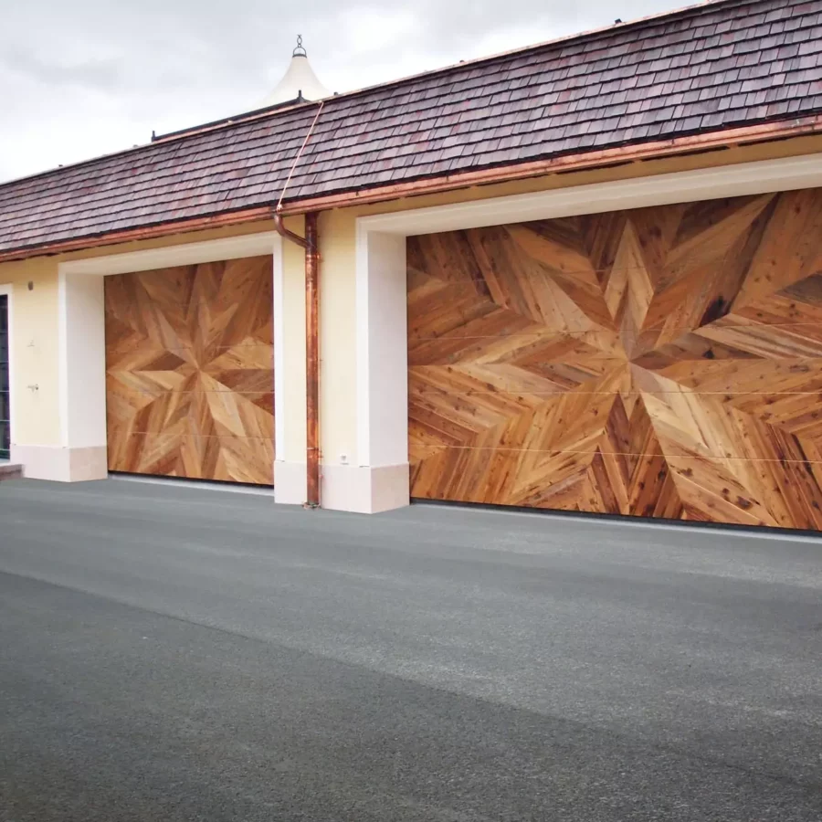Garagentore mit kunstvoller Einlegearbeit aus Holz in Sternmuster, Maßanfertigung einer Tischlerei, Meisterstueck