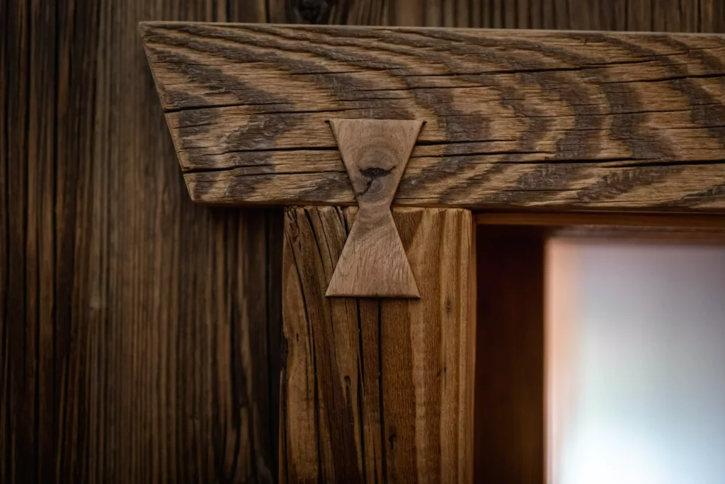 Detailaufnahme einer Massivholzverbindung mit Butterfly-Holzschwalbe in einem Möbelstück von M Studio Reiter, Minotti