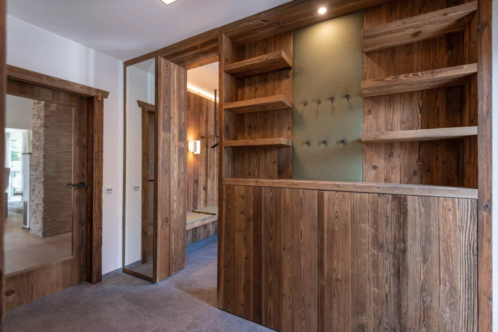 Eingangsbereich mit maßgefertigter Massivholz-Garderobe, Sitzbank, Spiegel und Hakenleiste als Raumlösung in, Minotti