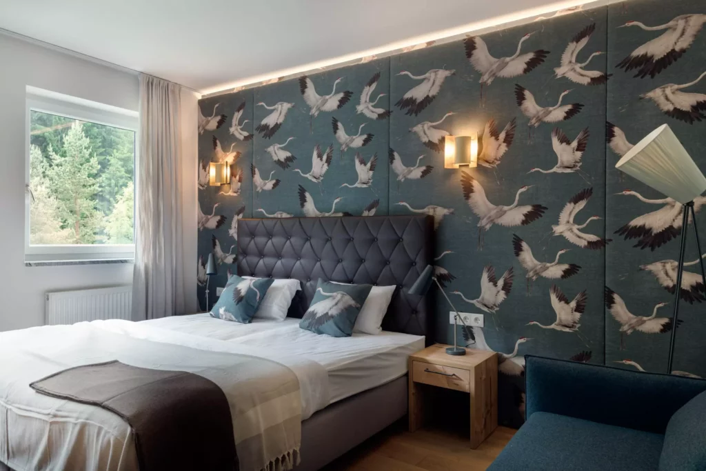 Schlafzimmer mit maßgefertigtem Polsterbett, Wandpaneelen mit Kranich-Motiv, Holznachttisch und moderner, Minotti