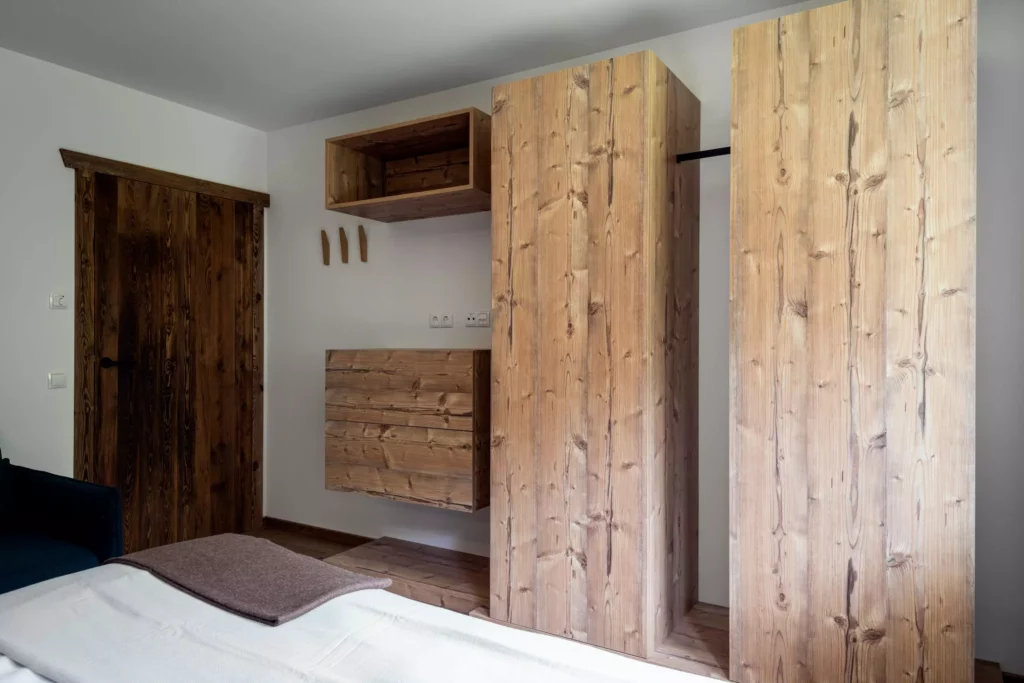 Schlafzimmer mit maßgefertigten Massivholz-Möbeln von M Studio Reiter, inklusive Schrank, Wandregal und Kommode, Minotti