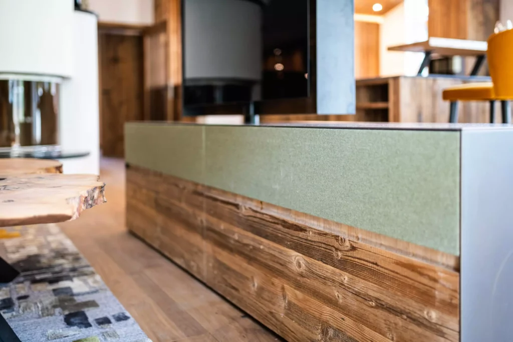 Maßgefertigte TV-Möbelkombination aus Holz und grünem Material im modernen Wohnraum mit Tischlerei-Design in, Minotti