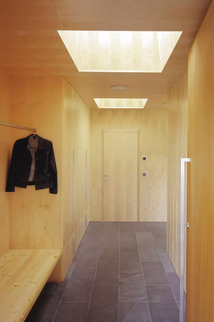 Flur mit maßgefertigten Holzvertäfelungen, Holzwänden, Sitzbank und zwei rechteckigen Oberlichtern im, Referenz