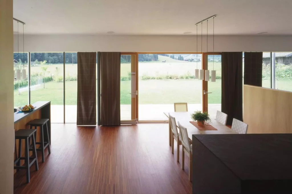 Moderner Essbereich mit maßgefertigten Holzwänden und Vertäfelungen, großflächigen Fenstern mit, Referenz