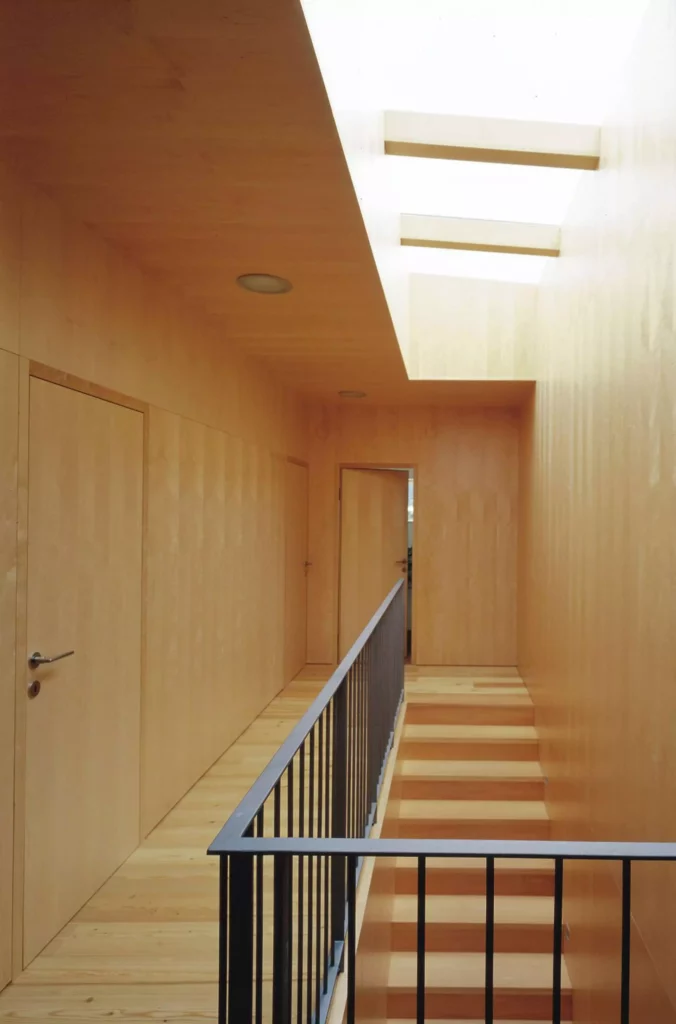 Flur mit maßgefertigten Holzvertäfelungen, Holzwänden und Treppe in einem Einfamilienhaus in Altenmarkt, Referenz