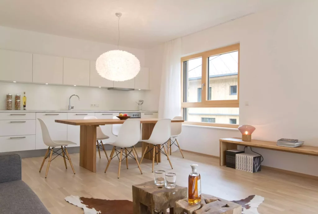 Helle moderne Ferienwohnung mit maßgefertigter Holztischlerei, weißer Küche, Designermöbeln und großem Fenster, Referenz