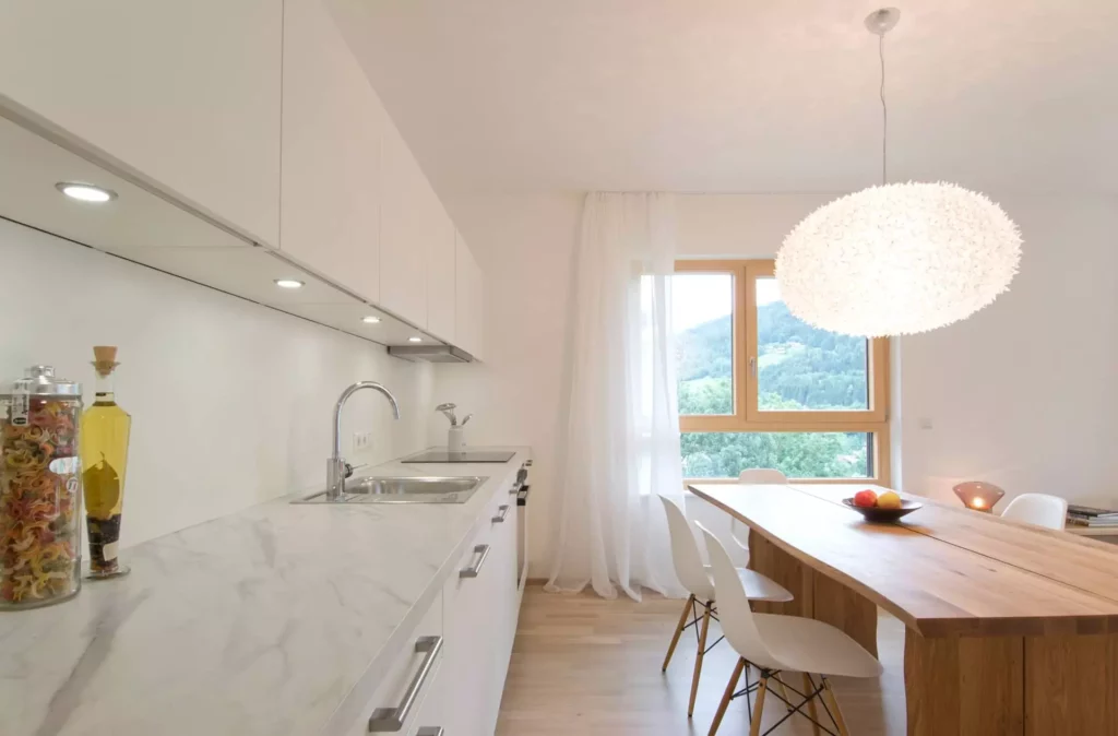 Moderne Ferienwohnung in Schladming mit weißer Küche, Holz-Esstisch, Designermöbeln und großem Fenster mit, Referenz