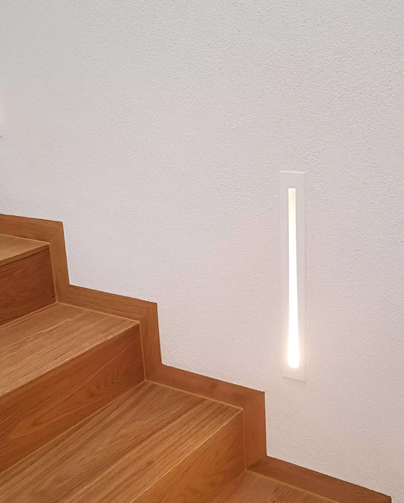 Moderne Innenarchitektur mit maßgefertigter Holztreppe und integrierter Wandbeleuchtung in Villa Stuttgart, Referenz