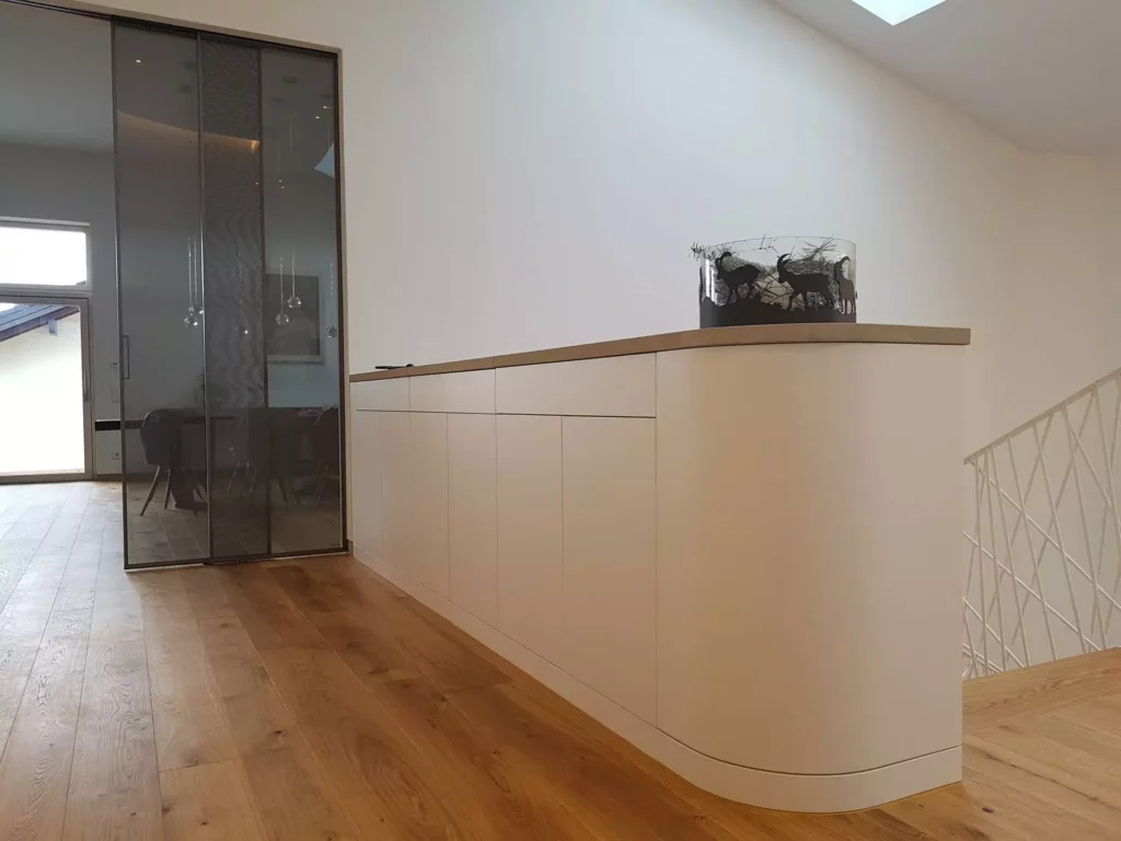 Moderne maßgefertigte weiße Sideboard-Wandverkleidung mit Holzplatte in Villa Stuttgart mit Glas-Schiebetür, Referenz