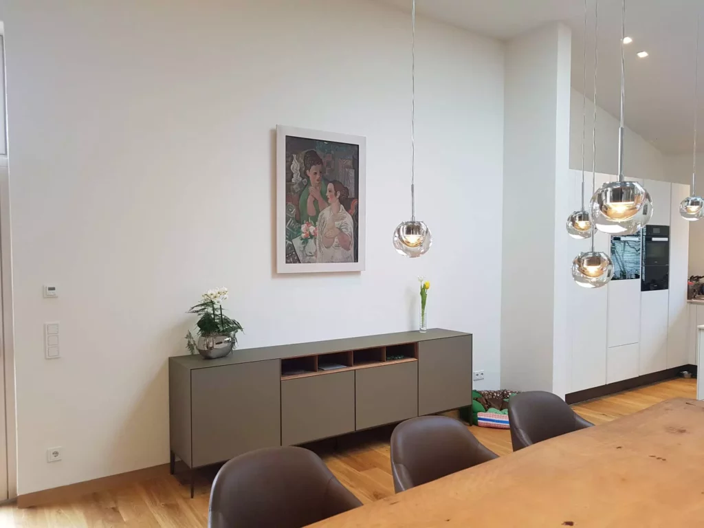 Moderner Wohnraum mit maßgefertigtem Sideboard, Rimadesio-Wandverkleidung, Minotti-Stühlen und, Referenz