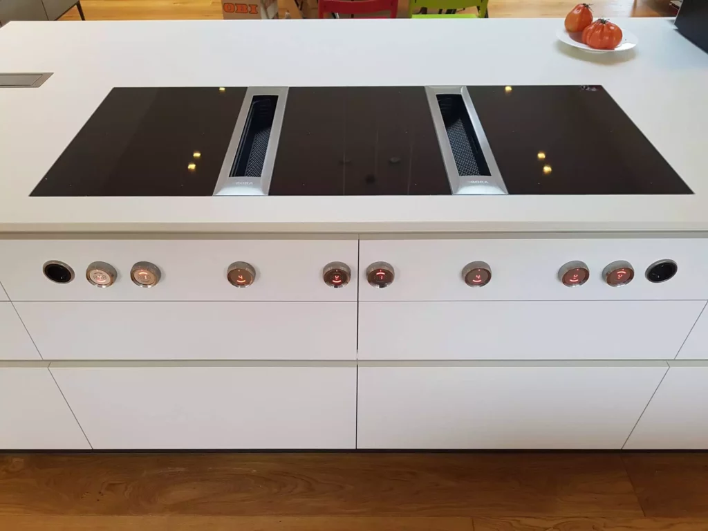 Moderne weiße Kücheninsel mit Bora Kochfeld und integriertem Dunstabzug, maßgefertigt im Möbelstudio Stuttgart, Referenz