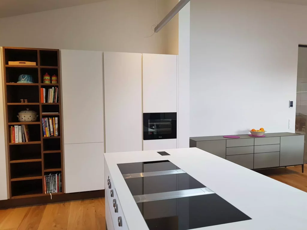 moderne Küche mit weißer Kochinsel, Einbauherd von Miele, offene Holzregale und graues Sideboard in Villa Stuttgart, Referenz