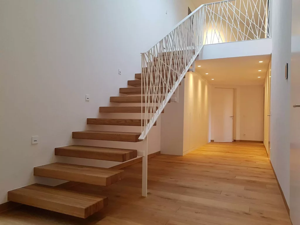 Offene Treppe mit massiven Holzstufen und weißem Geländer in moderner Villa mit Holzfußboden und integrierter, Referenz