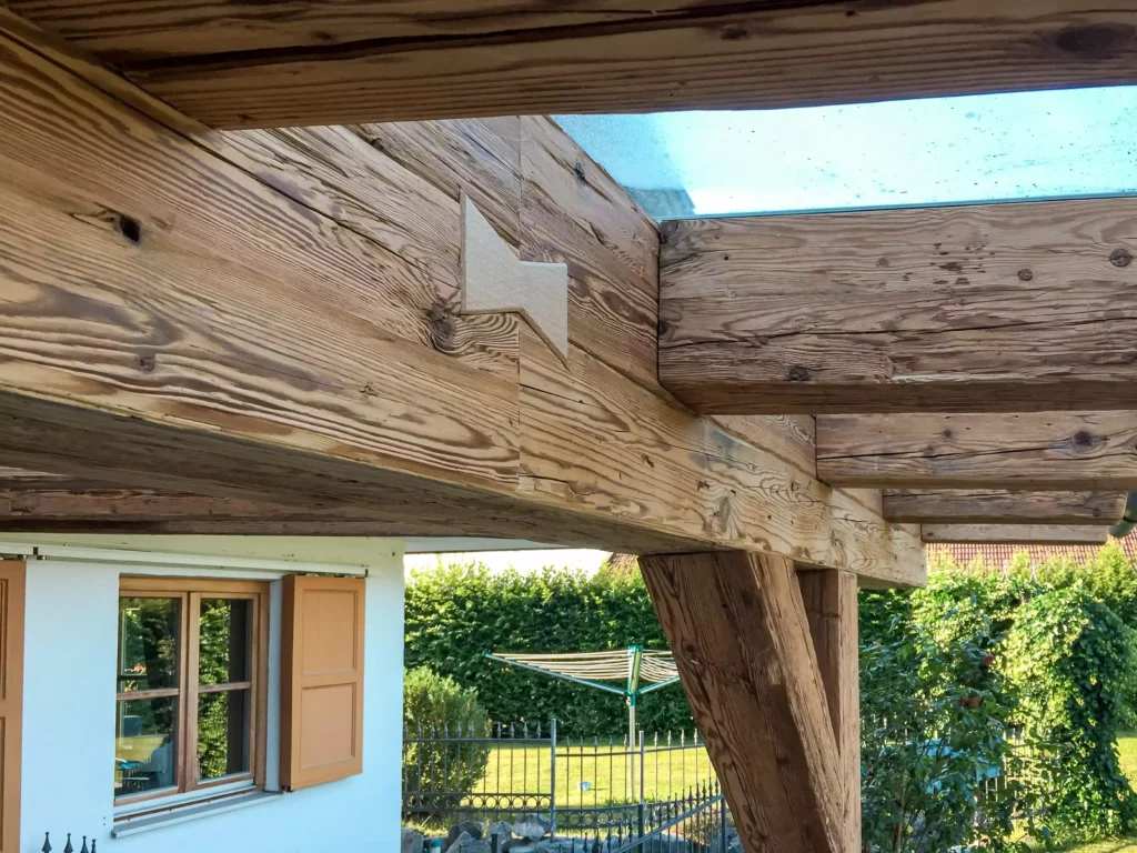 Altholzverbau mit sichtbaren Holzbalken und Glasdach im Außenbereich eines Hauses, Maßanfertigung der, Altholzmöbel