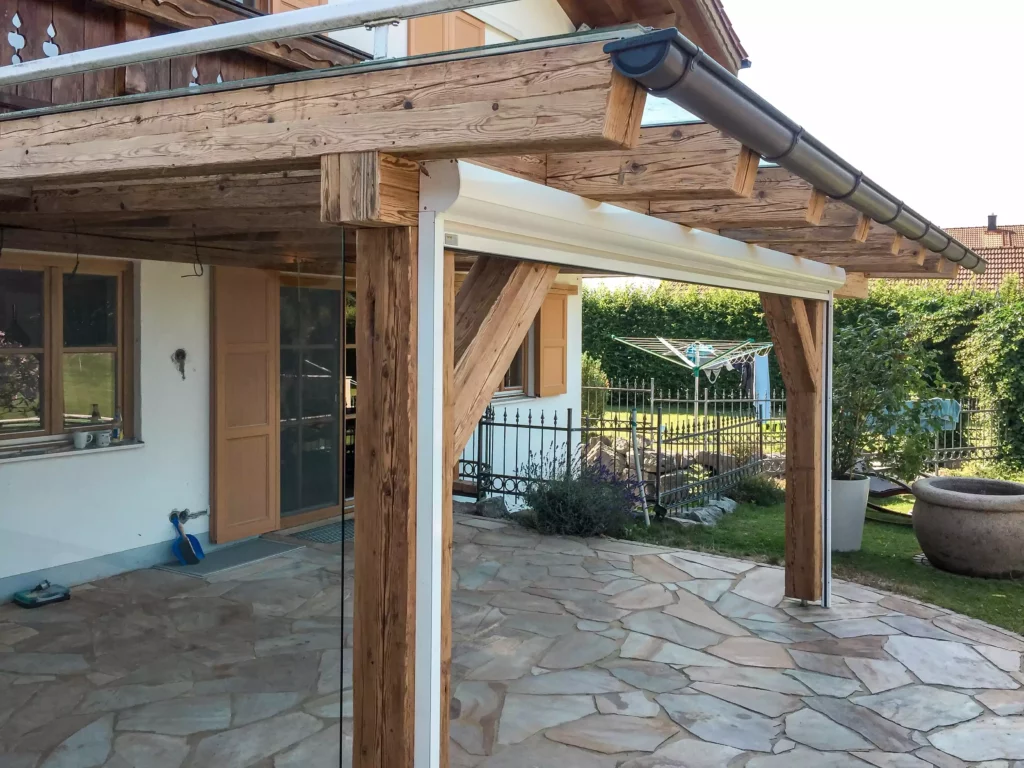 Terrasse mit Altholzverbau und Glaswand als maßgefertigte Raumlösung von Reiter Tischlerei im Wohnraum mit, Altholzmöbel