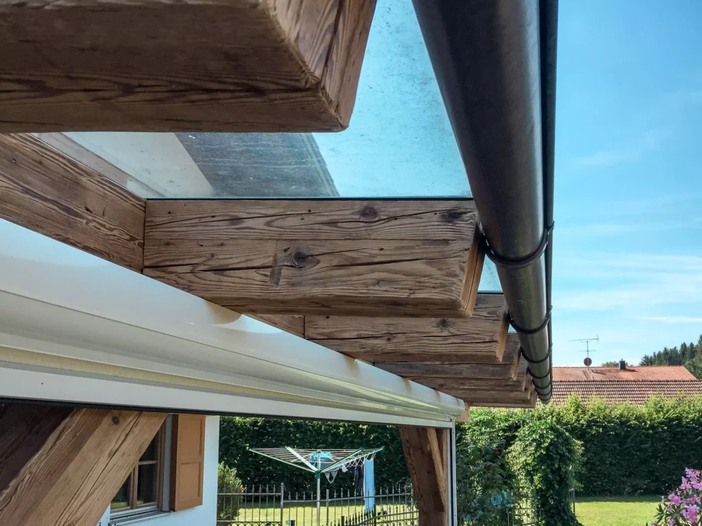 Detailaufnahme eines Altholzverbaus mit Glasdach und Regenrinne als maßgefertigte Innenarchitekturlösung der, Altholzmöbel
