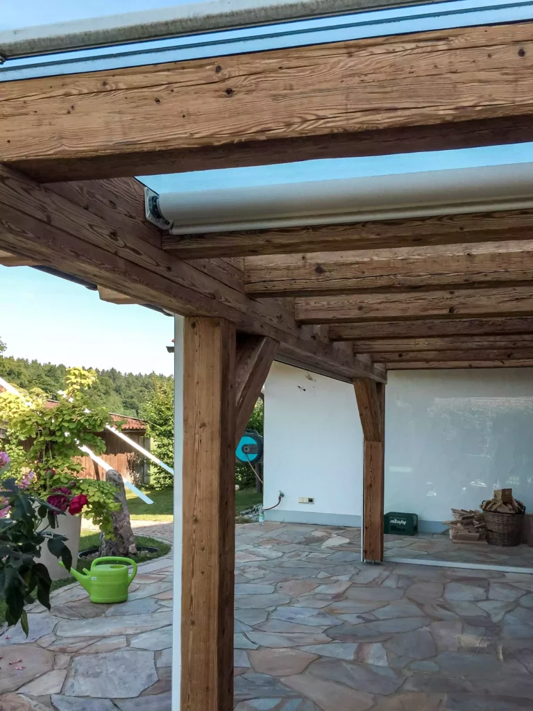 Überdachte Terrasse mit Altholzverbau und Natursteinboden, Teil einer maßgefertigten Innenarchitektur- und, Altholzmöbel