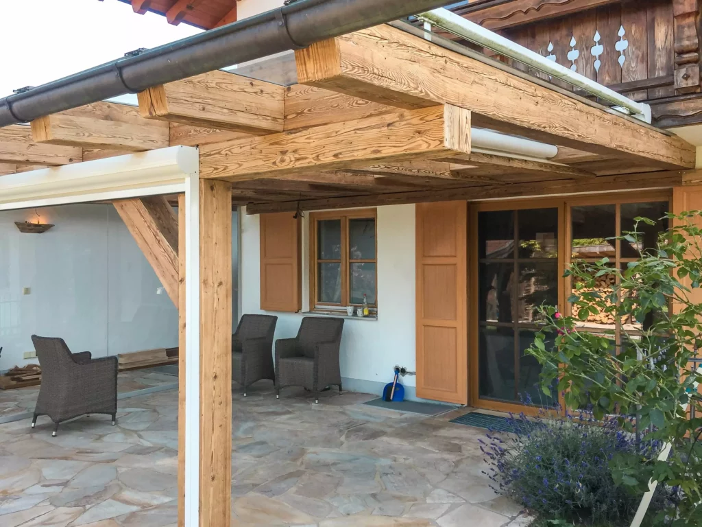 überdachte terrasse mit altholzverbau und zwei sesseln vor fenster mit holzläden in wohnraumplanung und, Altholzmöbel
