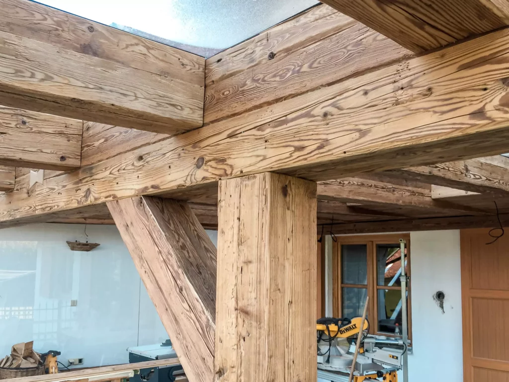Massive Altholz-Holzstütze und Balken als Teil einer Innenarchitektur mit Tischlerei-Maßanfertigung in einem, Altholzmöbel