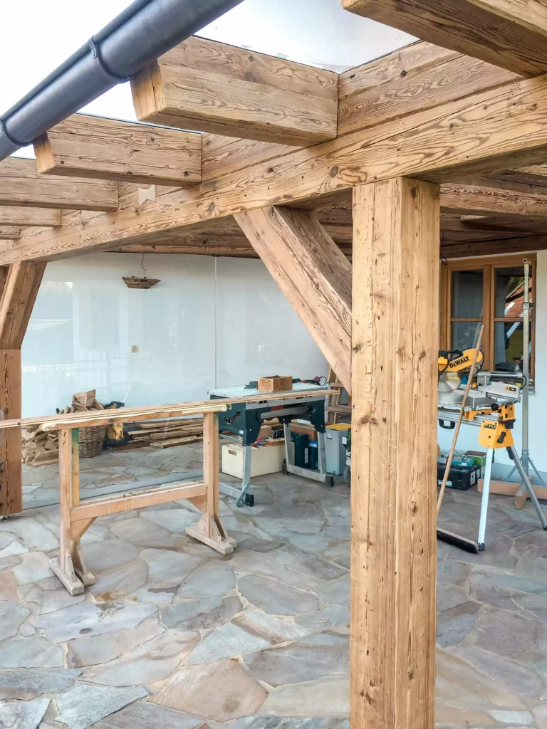 Werkstattbereich mit Altholzverbau und Tischlerwerkzeugen in einer Tischlerei für Innenarchitektur und, Altholzmöbel