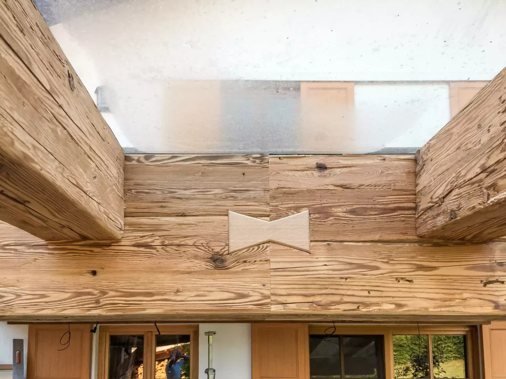 Detailaufnahme eines Altholzverbaus mit sichtbarer Schwalbenschwanz-Holzverbindung in einer, Altholzmöbel