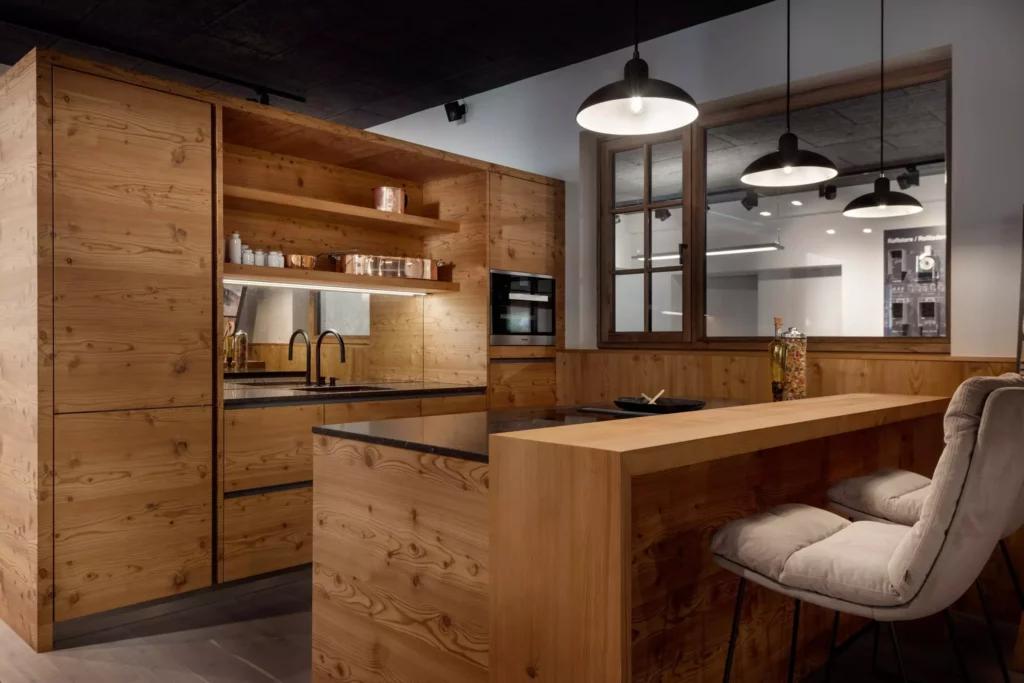 Moderner Showroom mit maßgefertigter Holzküche, Kücheninsel, Barhockern und indirekter Beleuchtung, Innenarchitektur