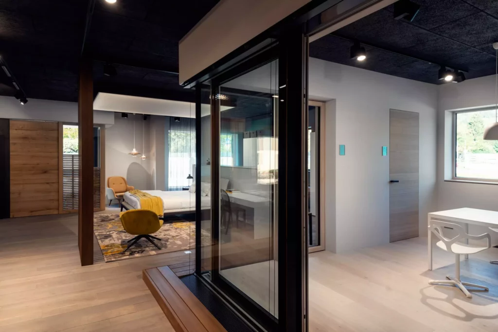 Moderner Showroom mit Wohnraumplanung, Designermöbeln und maßgefertigten Lösungen, sichtbare Sitzmöbel und Tisch im Innenraum