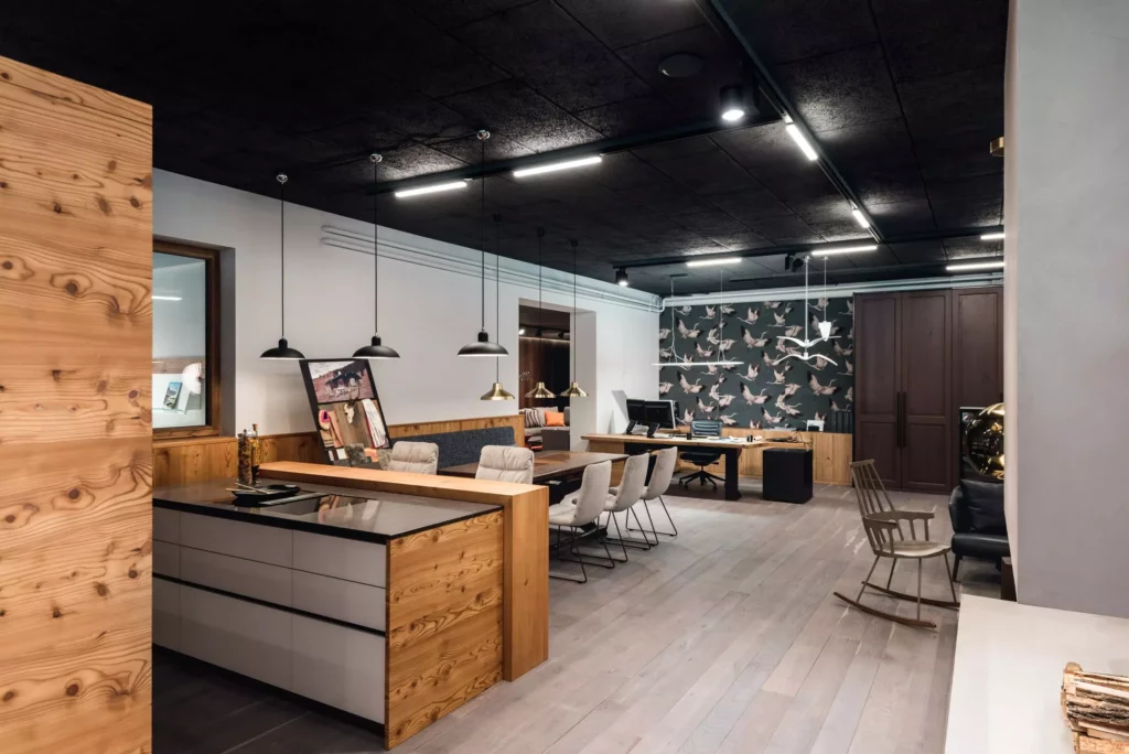 Moderner Showroom mit maßgefertigten Holzmöbeln, Essbereich, Büroarbeitsplatz und Vogel-Tapete, Innenarchitektur und