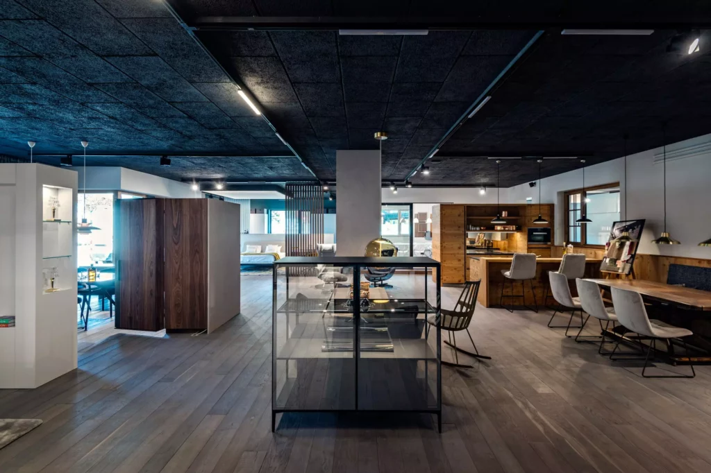 Moderner Showroom mit Innenarchitektur und maßgefertigten Designermöbeln, Holz- und Glaselementen, Sitz- und Essbereich