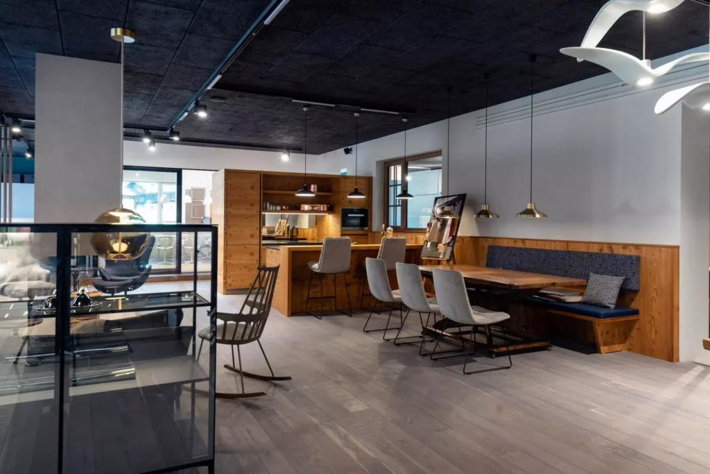 Moderner Showroom mit maßgefertigter Holzküche, Essbereich mit Polstermöbeln und Designbeleuchtung, Innenarchitektur und