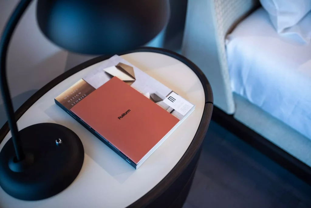 Moderner Showroom mit runden Beistelltischen, Designermöbeln von Poliform und einer Tischleuchte in stilvollem Innenraum