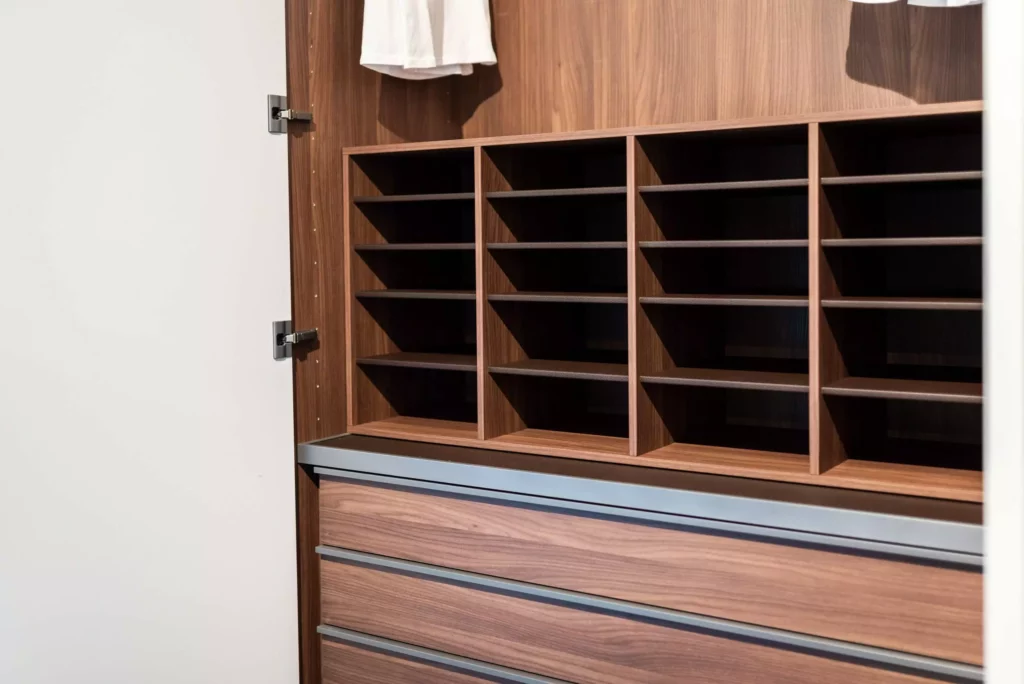 Maßgefertigter Holzschrank mit offenen Fächern und Schubladen im Möbelstudio Showroom für Innenarchitektur und Raumlösung