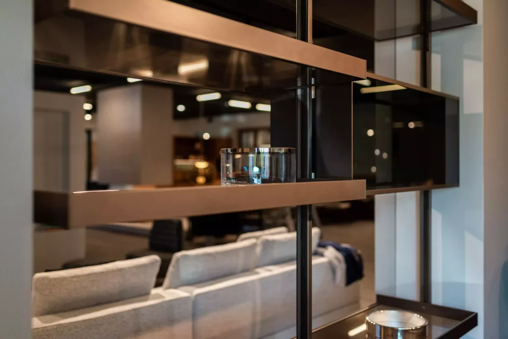 Moderner Showroom mit Glasregal und Designermöbeln in einem Möbelstudio für Innenarchitektur und Raumlösung